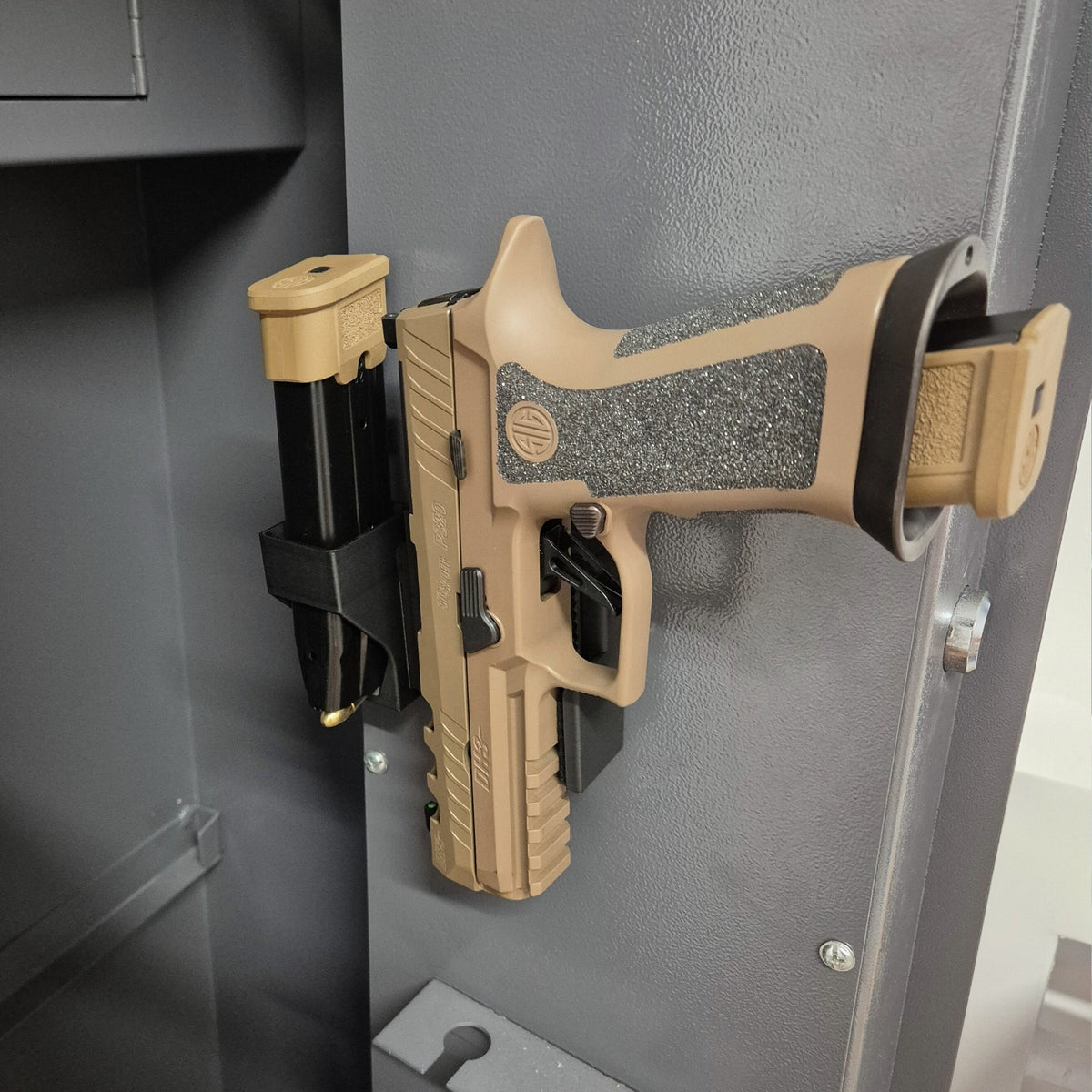 Magnetic Gun & 1 Magazine Side Holder